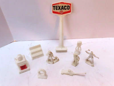 Accesorios de garaje Texaco originales años 60 menos el ascensor que estoy tirando Foto 1 de 2