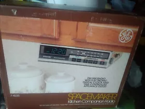 NIB Vintage GE "Spacemaker" KITCHEN CLOCK AM/FM RADIO UnderCabinet 7-4225 - Picture 1 of 5