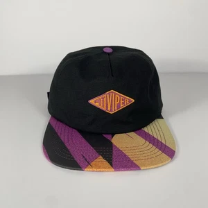 Pit Viper Logo Strapback Mütze schwarz lila flache Krempe Kappe geometrisches Schirmmütze Einheitsgröße - Bild 1 von 9