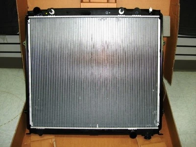 Radiador Toyota Tundra 2004 doble cabina Sequoia 01-04 V8 4,7 L original original original  Foto 1 de 2