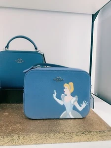 ¡Nuevo mini bolso para cámara Disney X Coach con Cenicienta! - Imagen 1 de 3