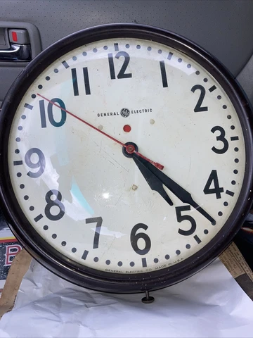 Vintage General Electric GE Red Eye Wall Clock 12" Dial medel 1H1612 (RUNS) Cover