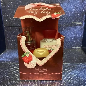 Bath and Body Works Set Torta Fragola Libbra Tu cuoci la mia giornata 3 Articoli, DANNEGGIATO B - Foto 1 di 4