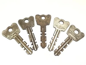 Assorted Master Lock Padlock Keys, Set of 5 -Locksmith - Bild 1 von 4