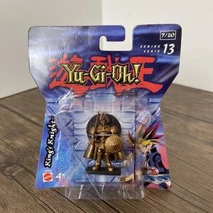 Figura de acción YU GI OH 2"" serie 13 King's Knight Mattel 7/10 holográfico azulejo nuevo en paquete - Imagen 1 de 11