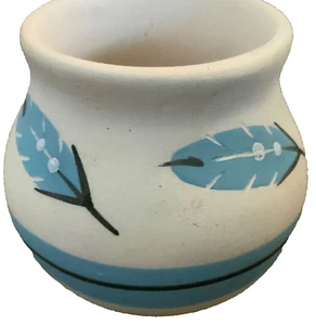 Mini Keramik Ton Vase initialisiert R Southwestern blaue Federn 2,5" hoch Handarbeit - Bild 1 von 5