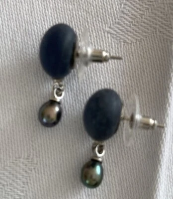 Pendientes colgantes de resina y perlas de acero quirúrgico con respaldo seguro Foto 1 de 4