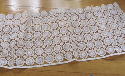 复古塑料桌巾花边桌椅白色花卉雪花 1 码 14 英寸宽 — 第 1/4 张图片