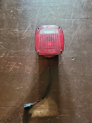 Luz trasera lateral del conductor Jeep Wrangler TJ 98-06 Foto 1 de 4