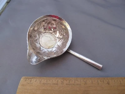 Fino INGLÉS GEORGIANO Esterlina TODDY CUCHARÓN CUENCO-Decoración Perseguida-1723 Chelín Foto 1 de 4