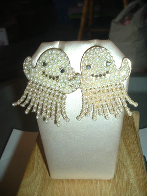 PENDIENTES COLGANTES BLANCOS PEQUEÑOS SEMILLA PERLA FANTASMAS HALLOWEEN Betsey Johnson Pierced Foto 1 de 4