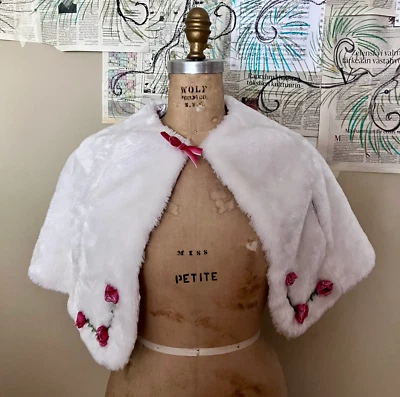 Capelet de vacaciones American Girl Bitty Baby de piel sintética con adornos de flores L Foto 1 de 4