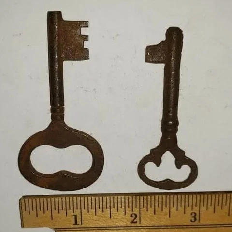 Antique Style Rusty Cast Iron Skeleton Keys (2) Ornate Design Decor Crafts 3" Cover