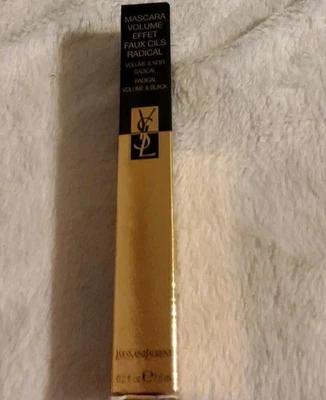 Máscara radical Yves Saint Laurent Volume Effet Faux Cils - negra sobre negra Foto 1 de 3