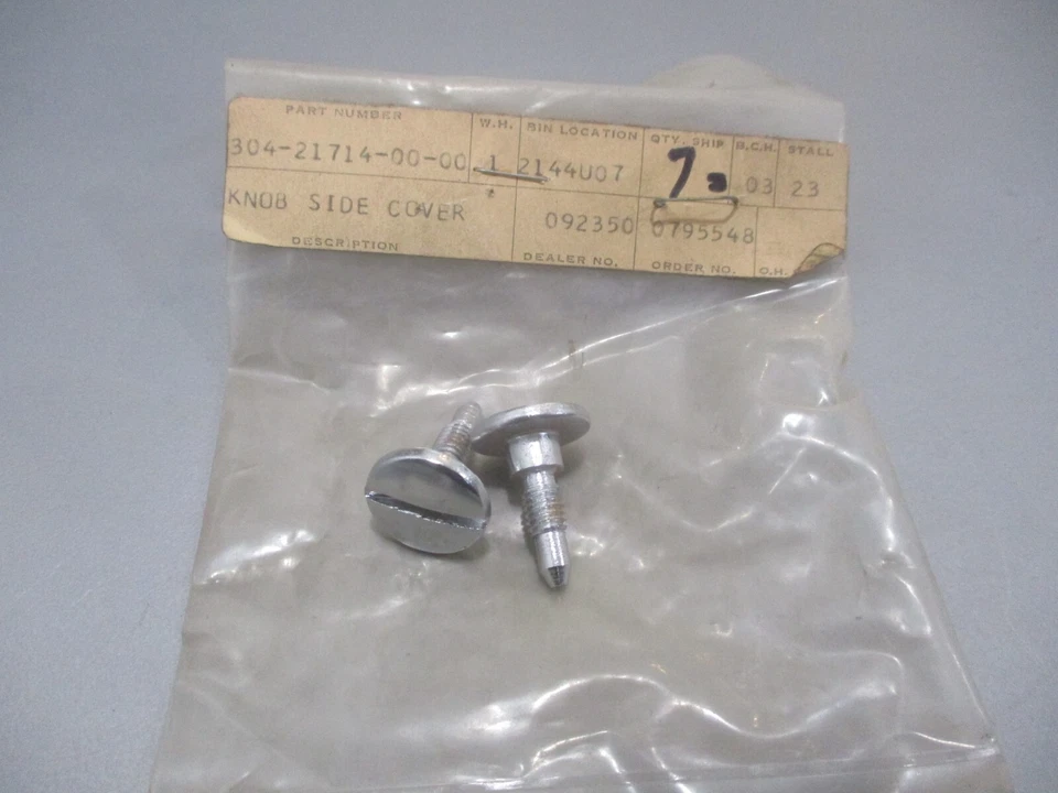 Nuevo de Lote Antiguo Yamaha OEM Cubierta Lateral Perillas 2 piezas 1972 LT2M 1973 LTMX 304-21714-00 Foto 1 de 1
