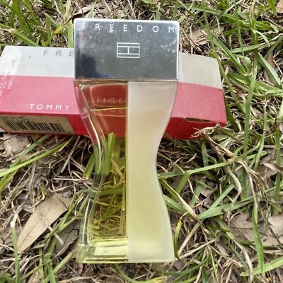 Tommy Hilfiger Freedom Her EDT 1,7 OZ. Caja roja y transparente vintage; código de lote AA1 Foto 1 de 4