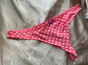 Nuevo sin etiquetas Tanga Bragas Tanga Rosa Suave Satinado Poliéster Lunares Talla Mediana - Imagen 1 de 4