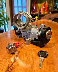 2007 - 2015 Saturn Outlook Traverse Acadia Ignition Switch With Key & Door Lock - Picture 1 of 5