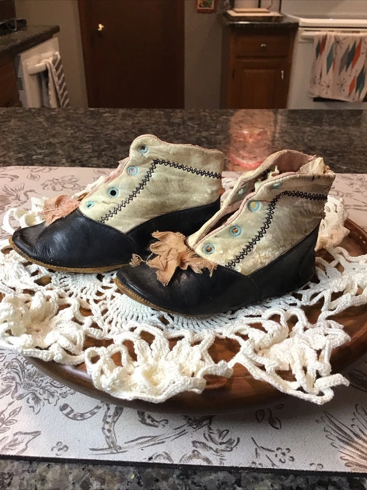 古董维多利亚皮革系带婴儿靴双色黑色白色和粉红色 — 第 1/4 张图片