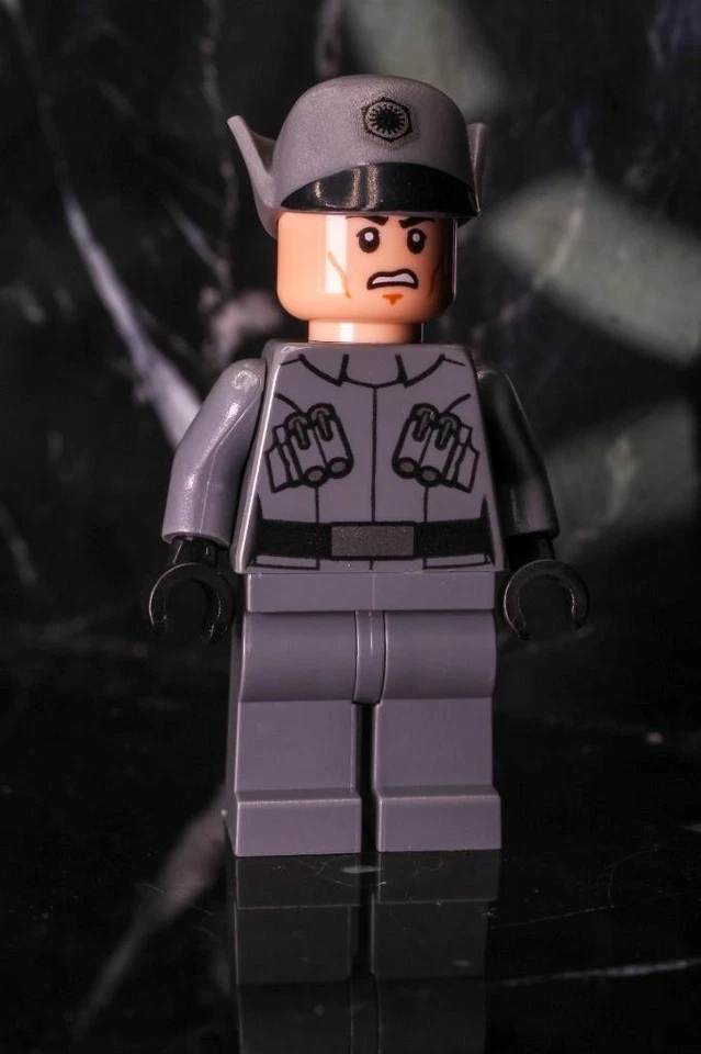 Minifigura Lego - Star Wars sw0670 7510 Oficial de Primera Orden Teniente/Capitán Foto 1 de 1