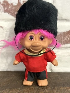 Vintage Troll Puppe British Palace Guard (T.N.T. Hut Sammler lila Haare 1991) - Bild 1 von 11