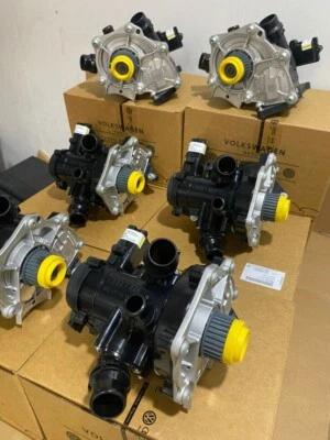 Conjunto de carcasa de termostato de bomba de agua OEM para motor Audi VW 1.8T 2.0T EA888 Gen3 Foto 1 de 4