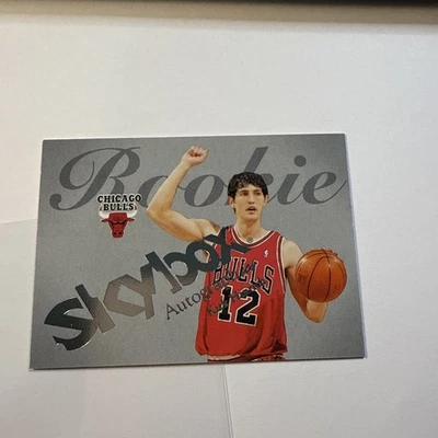 2003/04 Skybox Autographics Kirk Hinrich #/150 Silver Rookie RC Chicago Bulls 74 - Image 1 of 2