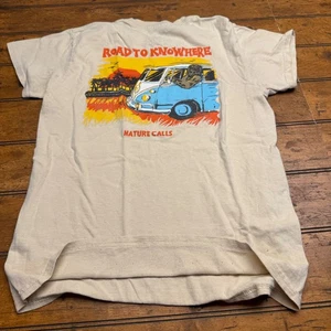 Nature Calls Bigfoot Van Road to Knowhere Grafik T-Shirt Größe Small cremefarben - Bild 1 von 5