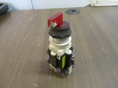 Interruptor Selector Iluminado Westinghouse PB1T1P Modelo B 120V 60Hz Rojo, Usado Foto 1 de 4