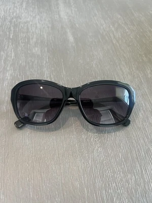 Elegantes gafas de sol negras Nina Ricci Foto 1 de 4