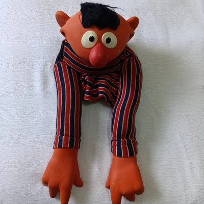 Marioneta de mano de Plaza Sésamo Ernie de colección años 70 Jim Henson Muppet juguete preescolar Foto 1 de 4