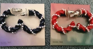 Erhalten Sie sowohl blaue Emaille Creolen als auch rote Emaille Creolen 1" mit Kunstperlen durchbohrt - Bild 1 von 2