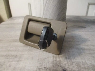 2001 - 2007 年福特逃生手套盒闩锁手柄带锁和钥匙棕色清洁汽车 — 第 1/4 张图片