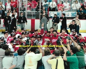 STEVE YZERMAN Gives TWO STRAIGHT CUP WINS Sign w/TEAM 8x10 DETROIT RED WINGS - Picture 1 of 1