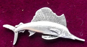 Broche de pesca de pez vela peltre pez espada firmado - Imagen 1 de 1
