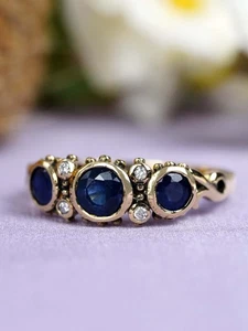 Ring 9 Karat Gelbgold blauer Saphir und Diamant Vintage-Stil mit drei Steinen - Bild 1 von 7