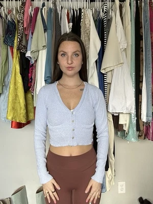 Cárdigan corto tejido acanalado Bershka para mujer azul claro botón delantero talla M Foto 1 de 4