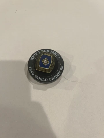 NY METS 1969 WORLD SERIES CHAMPION REPLICA RING Cover