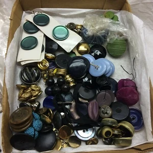 Vintage 175+ Buttons - Picture 1 of 12