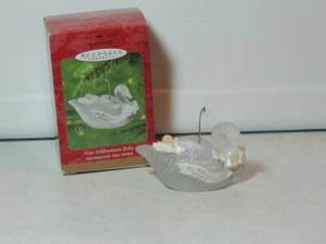 Hallmark 2000 Babys erster Weihnachtsschmuck New Millennium Baby Schwan Andenken - Bild 1 von 3