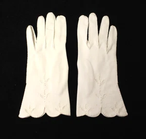 VINTAGE WHITE WOMENS DANCING / DRIVING GLOVES SIZE 7 ½, 9 INCHES LONG (III) - Picture 1 of 4