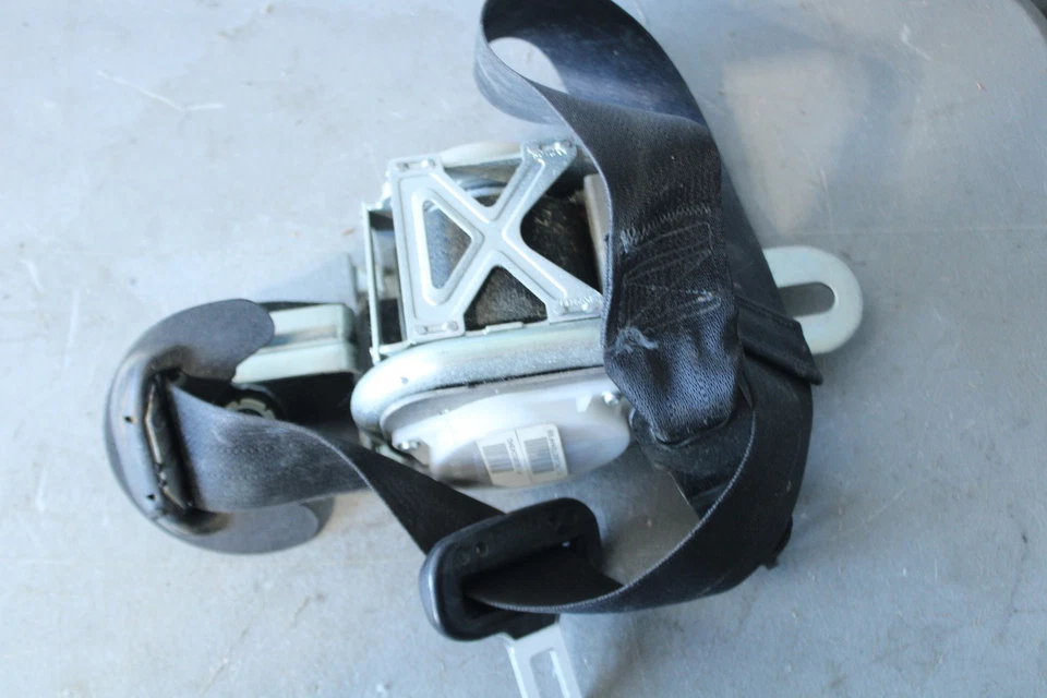 2011-2014 Dodge Durango LH Driver's Side Front Seat Belt Retractor - Imagem 1 de 1