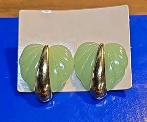 Vintage Estate Green Lucite Heart Shaped Stud Gold Tone Earrings Pierced - Picture 1 of 2