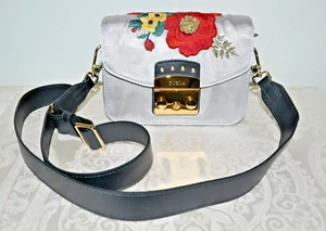 NUEVO CON ETIQUETAS $498 FURLA Mini Metrópolis FLORAL Acero Satén Bolso de Hombro Correa de Cuero - Imagen 1 de 8