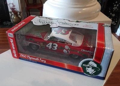 RARO 2015 Auto World Richard Petty #43 1960 Plymouth Fury 1/24 Edición de Navidad Foto 1 de 4