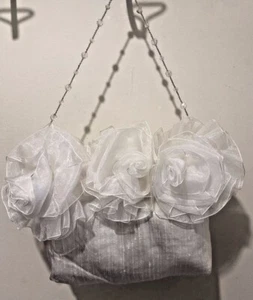 Handcrafted White Raw Silk Organza Flower Bridal Purse Beaded Handle - Bild 1 von 10