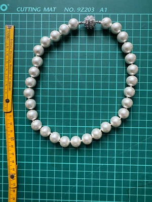 Modeschmuck Kette mit großen, weißen Perlen, Länge 46 cm, Magnetverschluß - Bild 1 von 4