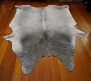 Super Soft with Lacework Patterning on the Rump -A Big & Beautiful Cowhide Rug - Picture 1 of 7