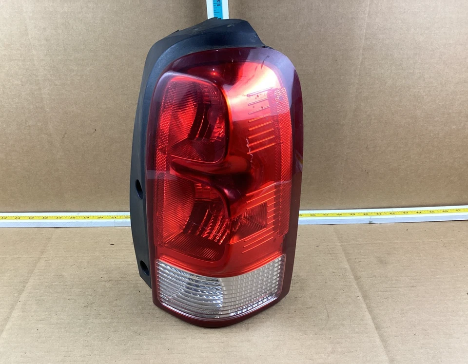 Conjunto de luz trasera lateral derecha del pasajero Saturn Relay 2005-2007 Foto 1 de 4