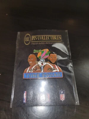 Prendedor de camiseta Space Jam Lebron James y Michael Jordan solapa conmemorativa #/50  Foto 1 de 4